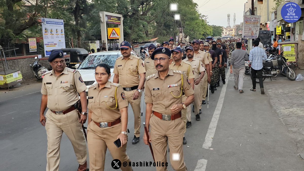 सुरक्षित नाशिक..! Route Marches led by senior police officers in progress at pre-defined routes across all 13 Police Stations of #Nashik along with mandated personnel & vehicle strength... #SurakshitNashik