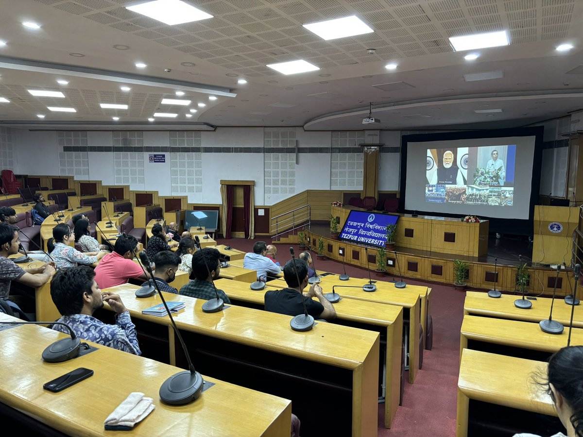 @TezpurUniv watching the Live streaming of Laying of Foundation Stone of 3 Semiconductor Facilities by Hon’ble @PMOIndia Shri @narendramodi. Students, Faculty & Staff joined the event. @EduMinOfIndia @dpradhanbjp