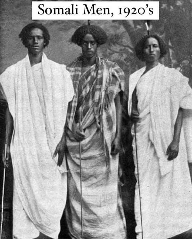 In Somali Tradition,placing ostrich feathers on the head,particularly with Young men is a Mark of bravery,heroism,and a man with high fighting skills.

These three Young men were Photographed in the 1920's near the portcity of Berbera .

#africa