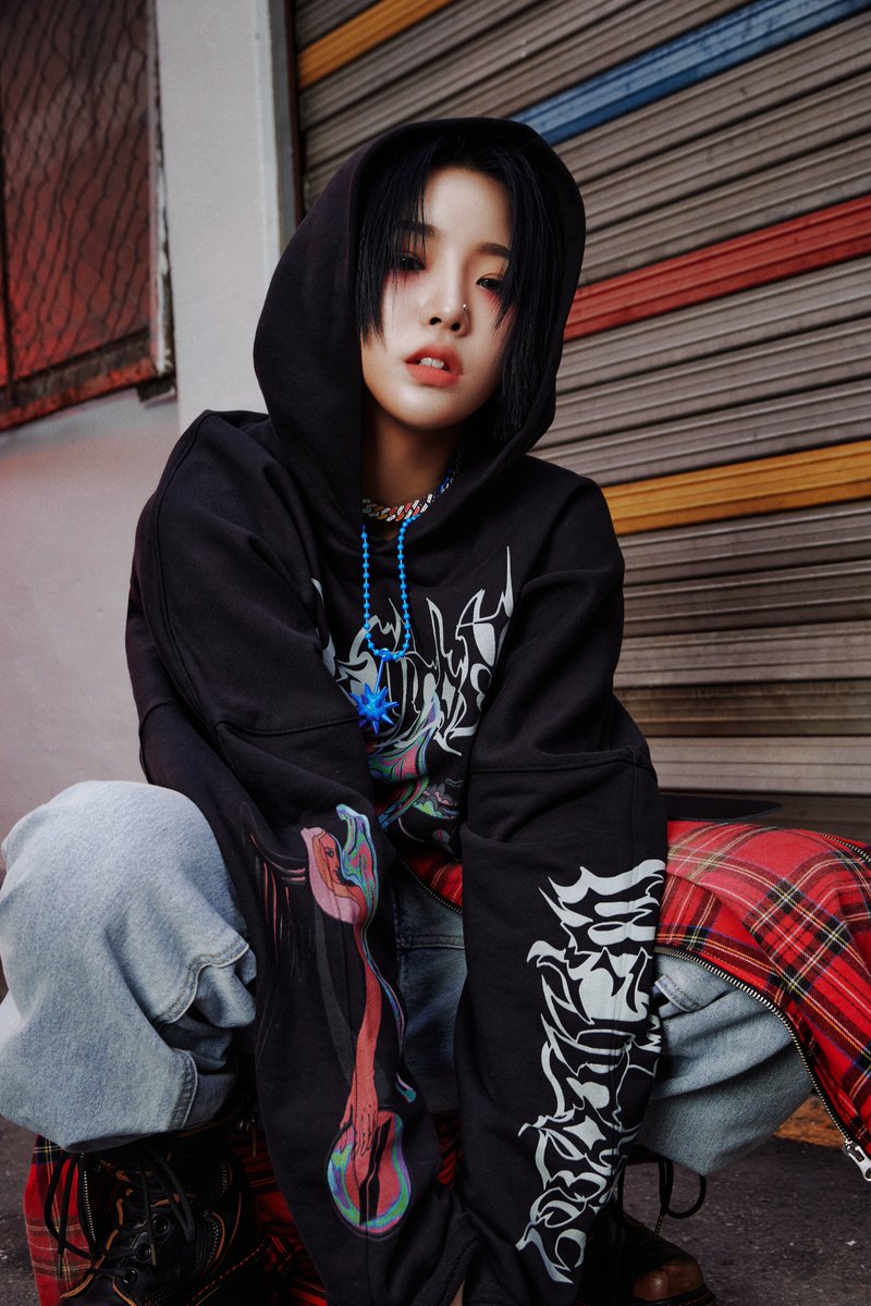 ROOKIE OF THE YEAR? 〈XXL〉 MARCH ISSUE - Outside #2 💿 YOUNG