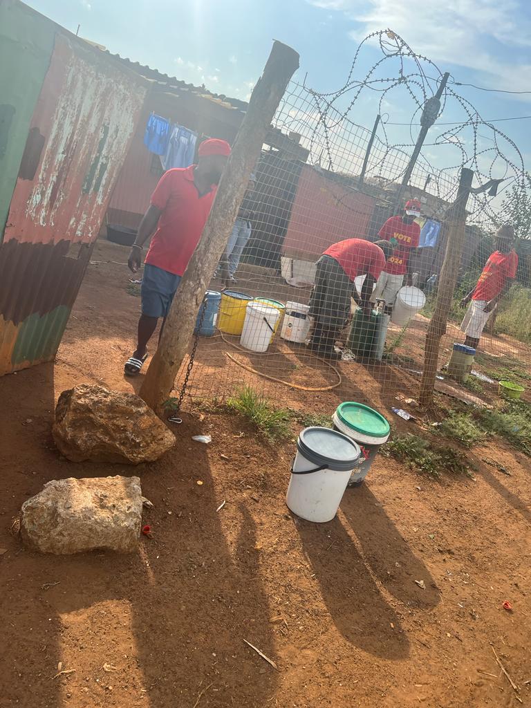 EFFWESTRAND_'s tweet photo. EFF WARD Cllr Biyela in ward 29, Bekkersdal using his bakkie to make sure the community get water.

@EFFGautengProv https://t.co/QiYTQwUyIH