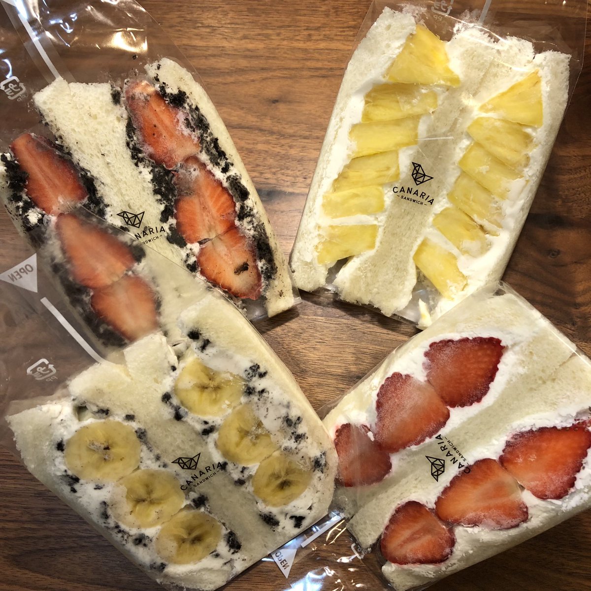 「絆ノ奇跡」日本ゴールドディスク大賞受賞おめでとうございます。👏😆✨
3月13日は、サンドイッチの日。
画像は、頂き物のフルーツサンド。甘過ぎないミルキーなふんわりクリームに、新鮮なゴロゴロのフルーツが爽やか。
ところで、フルーツサンドって、食事❓デザート❓🤔　#サンドイッチの日