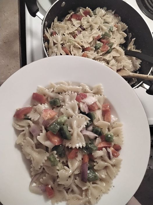 AilsaForshaw's tweet image. Pasta Salad! 
#FreshVeggies Add extra spices! 
#Yum #Pasta #ColdPastaSalad
Your base is 
1/2 Cup Oil
1/4 Cup Vinegar
#Spices
#mustard
#lemonjuice
#cookingwithailsa
#pastarecipe #pastasalad 
Light and Lovely Meals, full o' veggies!