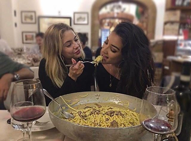 sethmner's tweet image. na minha cabeça elas já namoraram