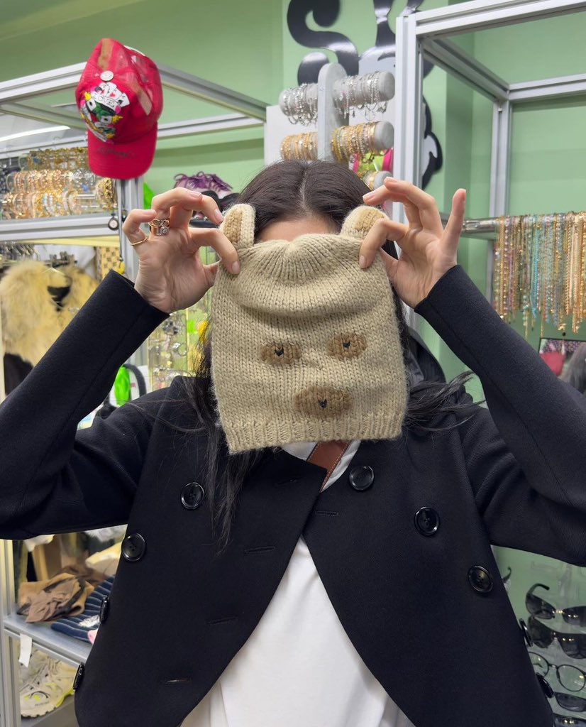 sunnysunlisa's tweet photo. jennie's paris snap 2 ig update is her being so randomly cute person 🥹 https://t.co/7gu8b1HWOl