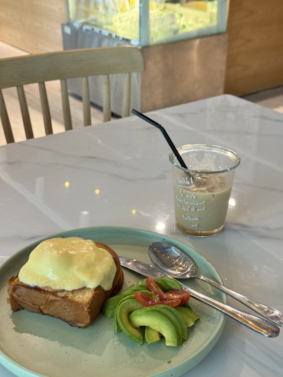 briearchv's tweet photo. brunch in sg ☕️🥐 https://t.co/R2ZL9KxytB