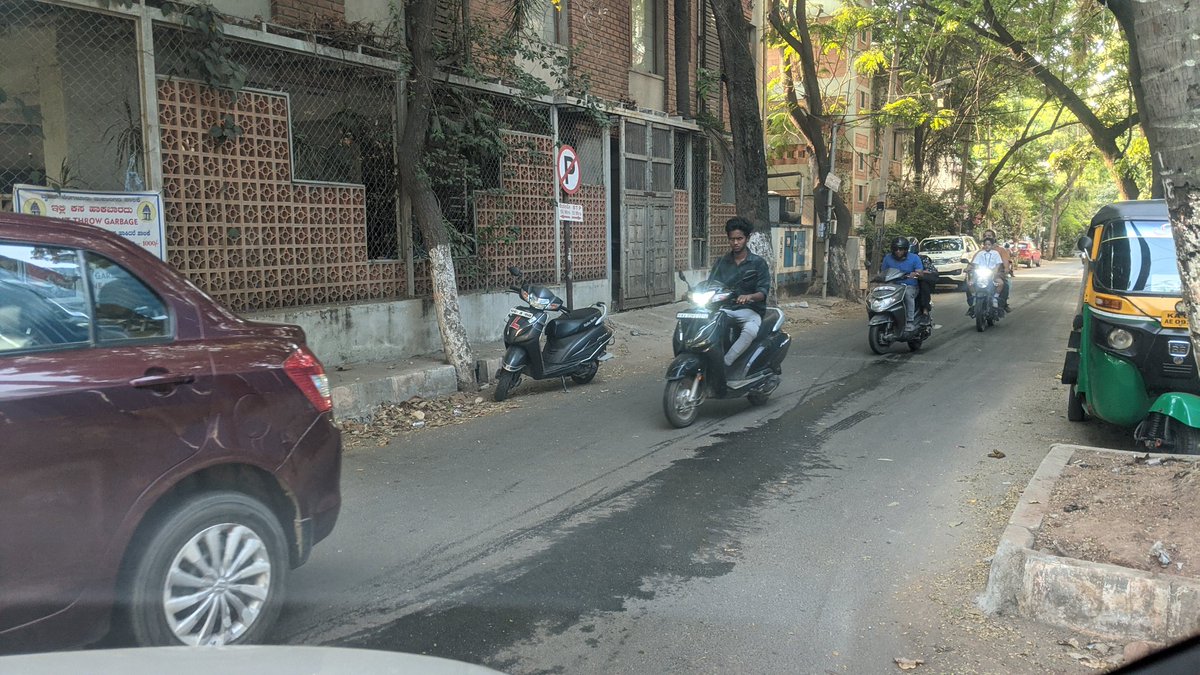 ajsvlog's tweet photo. Location 13th main 2nd cross HAL 2nd stage
Date 13 March
Time 8:00 AM
Parking in no parking zone
Obstruction of traffic flow

@btppubliceye @blrcitytraffic  @jbnagartrfps 

@3rdEyeDude can I get you to please highlight this motorists apathy towards other road users? https://t.co/lzpSptT48b