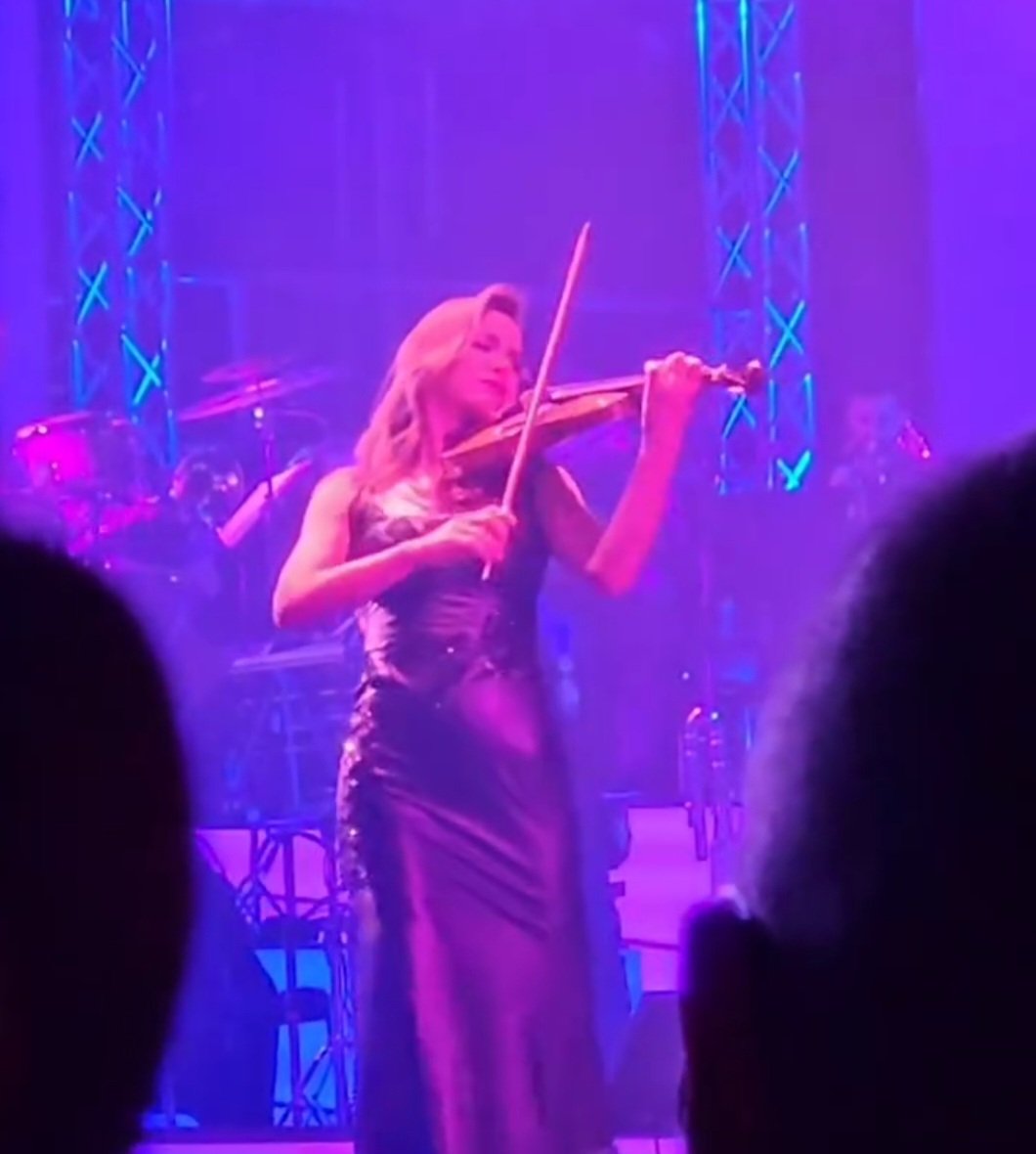 Kamui Kuroshi (@kamuikuroshi) on Twitter photo Endlich konnte ich meine absolute Lieblingsviolinistin - die großartige <a href="/Rusanda/">Rusanda Panfili</a> - live erleben!
Ihre Solos sind einfach der Wahnsinn!💜
#TheWorldOfHansZimmer
#RusandaPanfili Endlich konnte ich meine absolute Lieblingsviolinistin - die großartige <a href="/Rusanda/">Rusanda Panfili</a> - live erleben!
Ihre Solos sind einfach der Wahnsinn!💜
#TheWorldOfHansZimmer
#RusandaPanfili