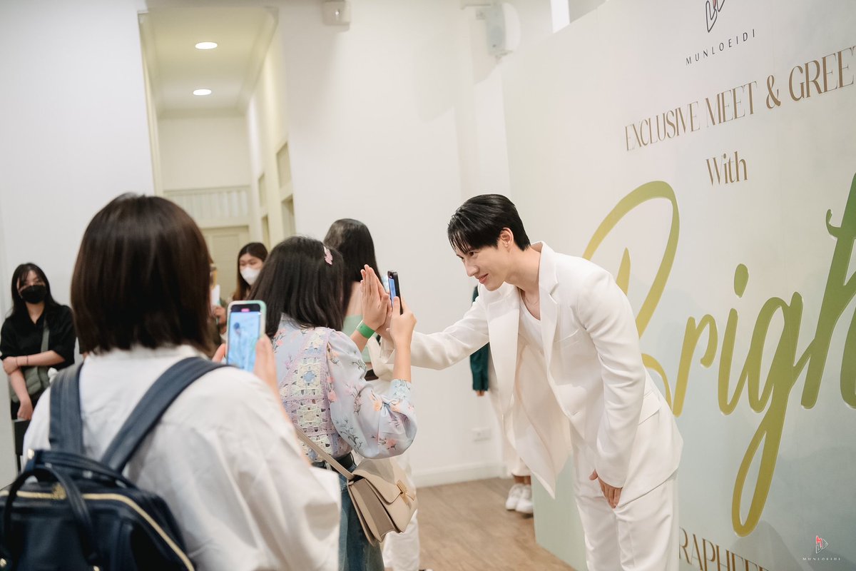 munloeidi_th's tweet photo. เก็บตก ภาพบรรยากาศงาน EXCLUSIVE MEET &amp; GREET WITH BRIGHT RAPHEEPHONG 📸✨

ชาว #SOLBright ☀️ และ คุณไบร์ท รพีพงศ์ น่ารักมากกก พี่มันส์เขิลแทนเลยย 🥰

ดาวน์โหลดรูปภาพเพิ่มเติมได้ที่ 📥

https://t.co/QTRFXiFkdY

#MunLoeiDixBrightrpp 
#brightrpp
#ไบร์ทรพีพงศ์
#MunLoeiDiTH https://t.co/l15CkhgIlh