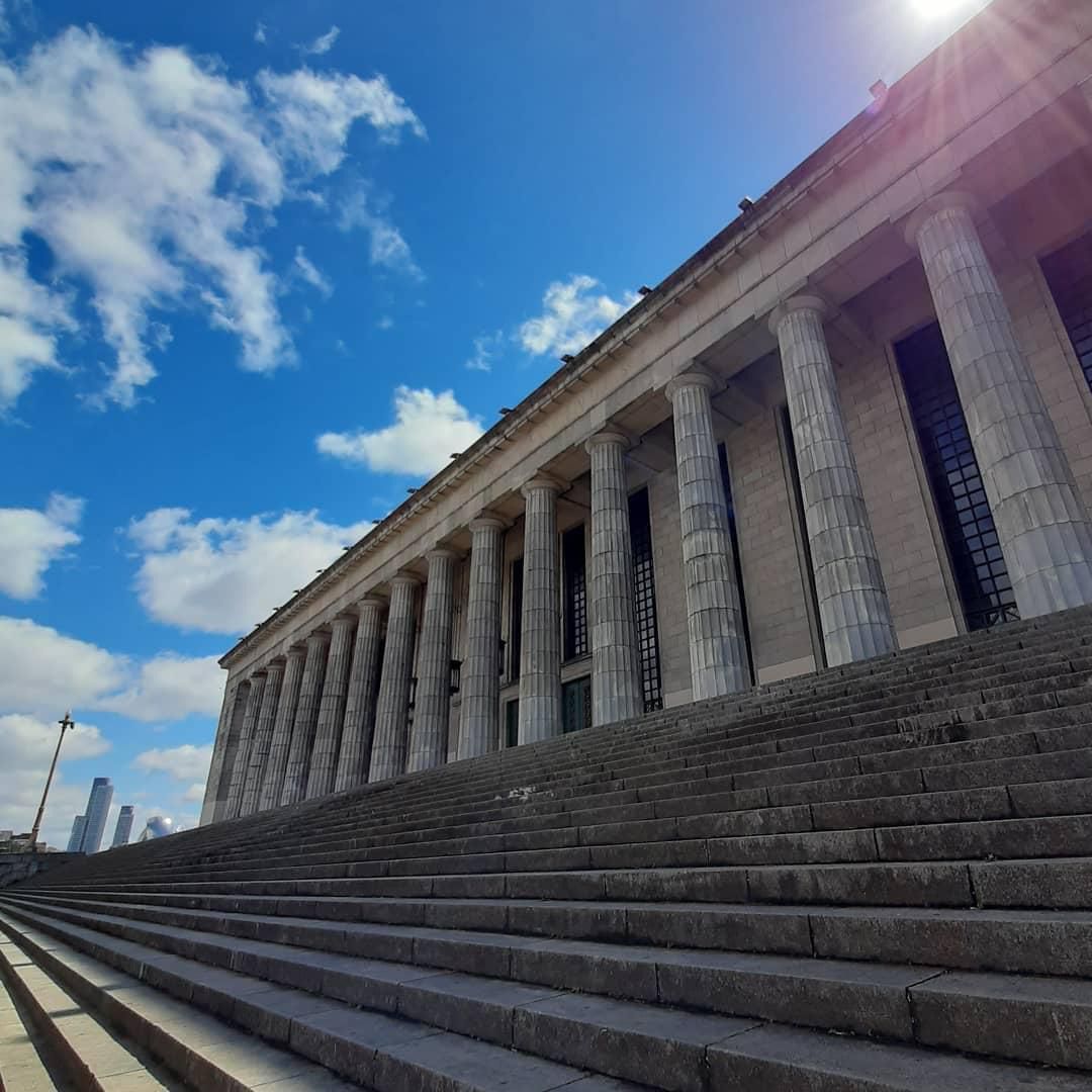 ¡Muy buen comienzo de cuatri para quienes arrancan hoy en FDUBA! 🫶

Si todavía no sabes en qué aula cursas, querés encontrar el material de estudio o el grupo de WhatsApp de tu comisión, lo encontras acá linktr.ee/LaCenteno 🤓

¡Nos vemos en las aulas!