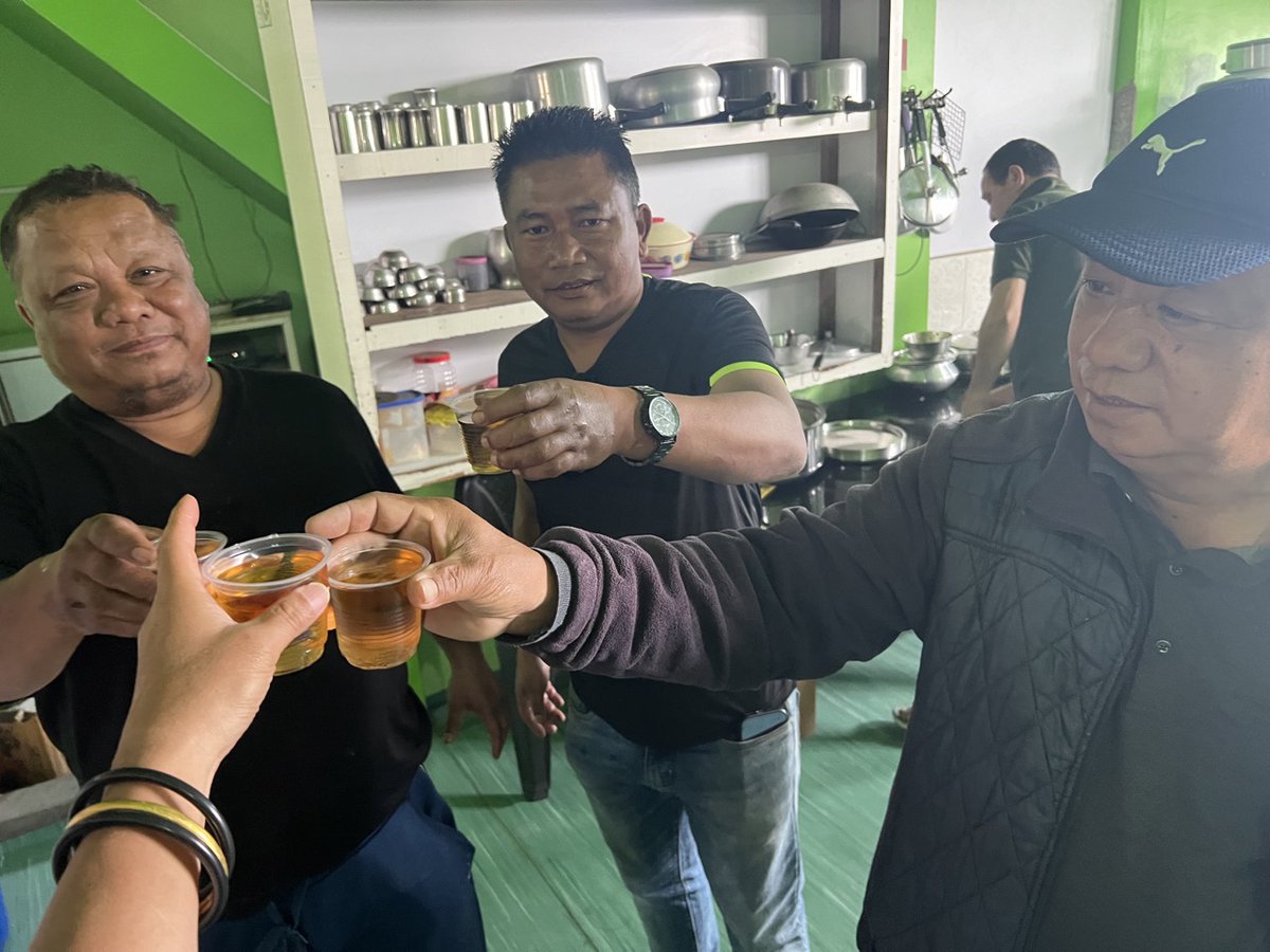 KurageKidO's tweet photo. AM8:00 降ろされた場所でジープを待っているが
来ない
まぁ インドなので遅れる事はざら
AM 9:00 1時間遅れで奴が来た が 満員で次の
ジープを待てと言う
AM 10:00 何も来ない
AM 11:00 あの政府のお偉方が車でやって来た
事情を話し、そのまま政府の視察に同行した
#ミゾラム #serui #セルイレイク #セルイ湖 #北東インド #コラシブ