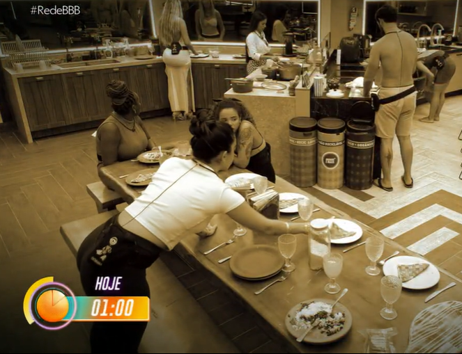 HugoGloss's tweet photo. A Giovanna recolhendo a mesa que Davi tinha preparado 🗣️ #BBB24 https://t.co/woK9cO5JS3