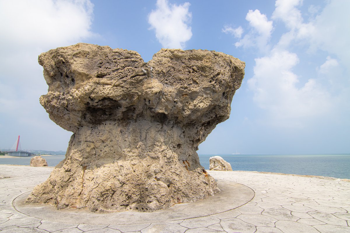 うるま市・海中道路近くにある「くじらのしっぽ」と呼ばれる大きな岩