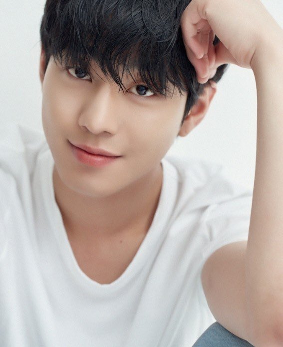 김독자(안효섭)가 고생하는 스텝,배우분들을 위해 회식자리를 마련해서 모두 행복한 시간을 보냈습니다. 

영화는 이제 반환점을 돌아 종착역을 향해 잘 달리고 있습니다. 

영화 잘 나오고 있습니다. 

끝까지 안전하고 무사히 달려보겠습니다.