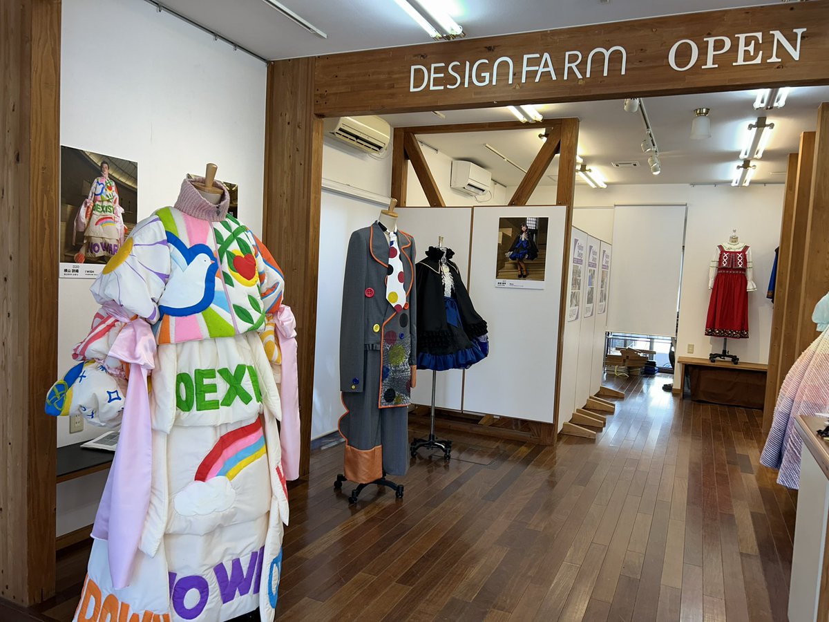 designfarm_'s tweet photo. こんにちはデザインファームです！
3/17閉館まであと5日間となりました。

本校卒業制作展で披露した個性溢れるファッションショー。ひとりひとりがデザイナーとして企画・デザイン・パターン・縫製を行い舞台演出に至るまで全てを手掛けた集大成。選抜された作品を展示しています。 https://t.co/z3xZ42tBse