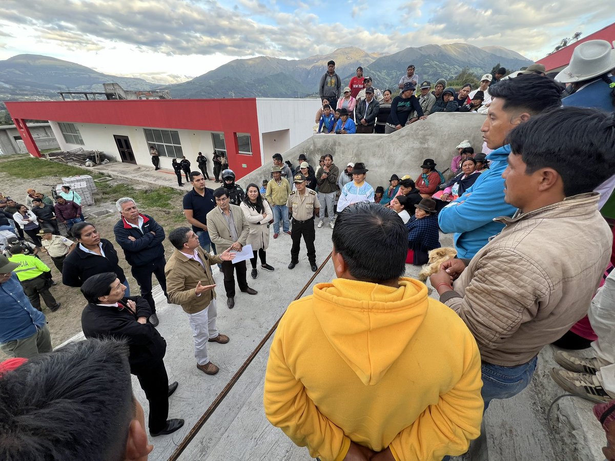 Los presidentes de las comunidades de Caluquí y Huaycopungo junto a sus habitantes realizaron una manifestación pacífica en la Unidad Educativa del Milenio González Suárez, ya que la construcción de esta obra se encontraba paralizada.