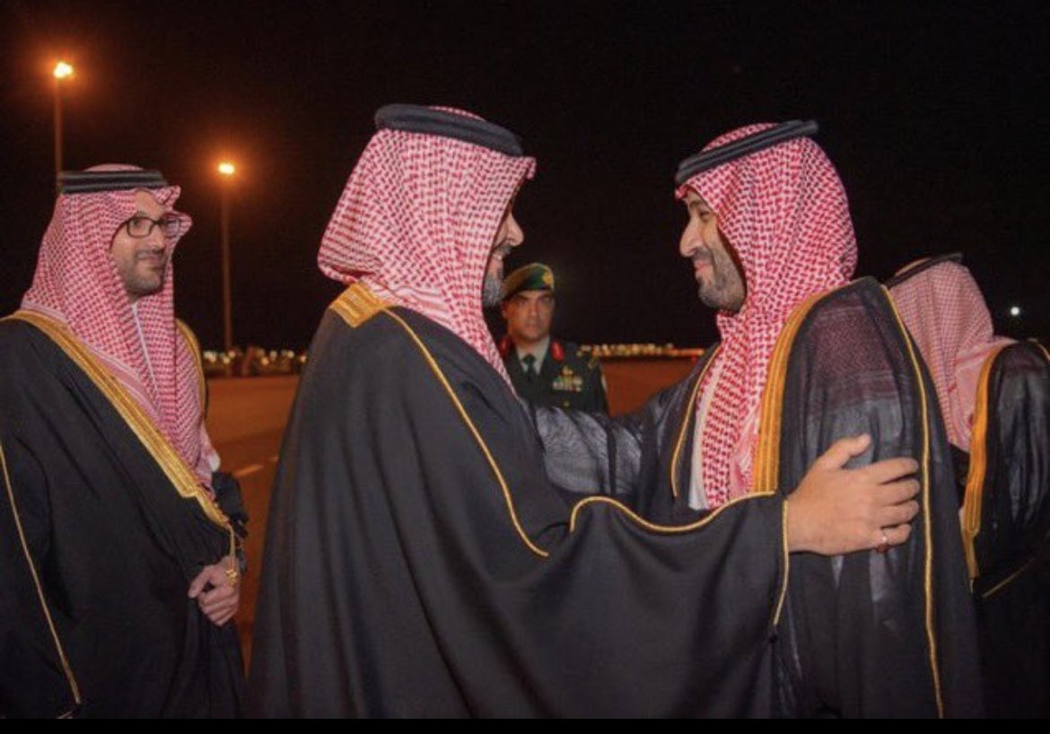 سمو #ولي_العهد يصل #المدينة_المنورة وفي مقدمة مستقبليه سمو أمير منطقة المدينة المنورة وسمو نائبه.
الحمدلله على السلامه
حفظك الله ورعاك وسدد بالخير خطاك
