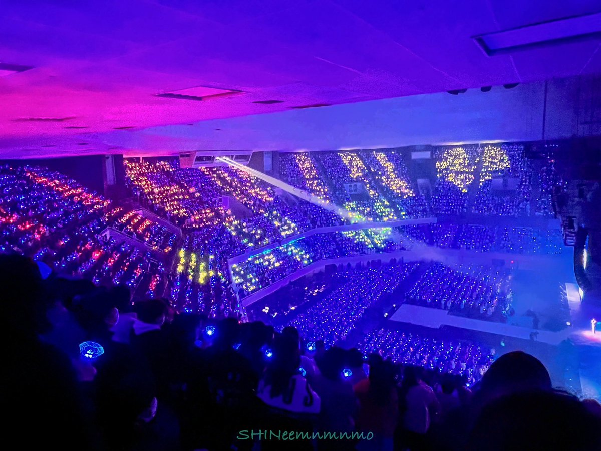 5HINeeRise's tweet photo. Taemin's name was written in the middle of two hearts with shatting stars and it seems it goes by fast that some fans haven't noticed it 😭. But it's so PRETTY
❤️ TAEMIN 💛 https://t.co/hLJx6KTgEd