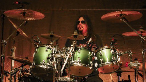 deathtoallmusic's tweet photo. MEXICO 🤘🇲🇽🤘
📸 @rojo_wr
#letthemetalflow #deathtoall #genehoglan #stevedigiorgio #bobbykoelble #maxphelps #death #chuckschuldiner
#ckconcerts #reversedrecords https://t.co/VyZdnXbx3t