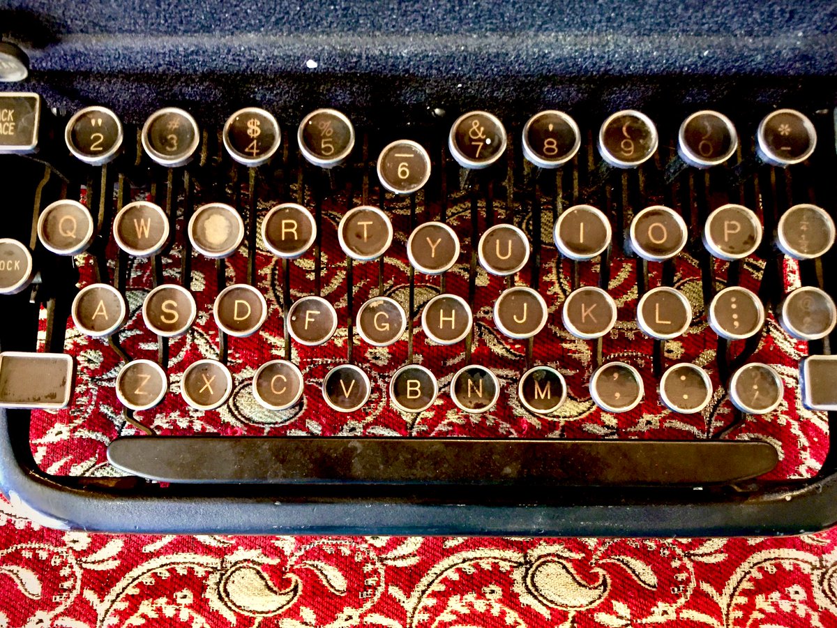 RobbyArtStudio's tweet image. An #iPhone 6 #photograph of an old #typewritter sitting in an #antique store. #photograghy