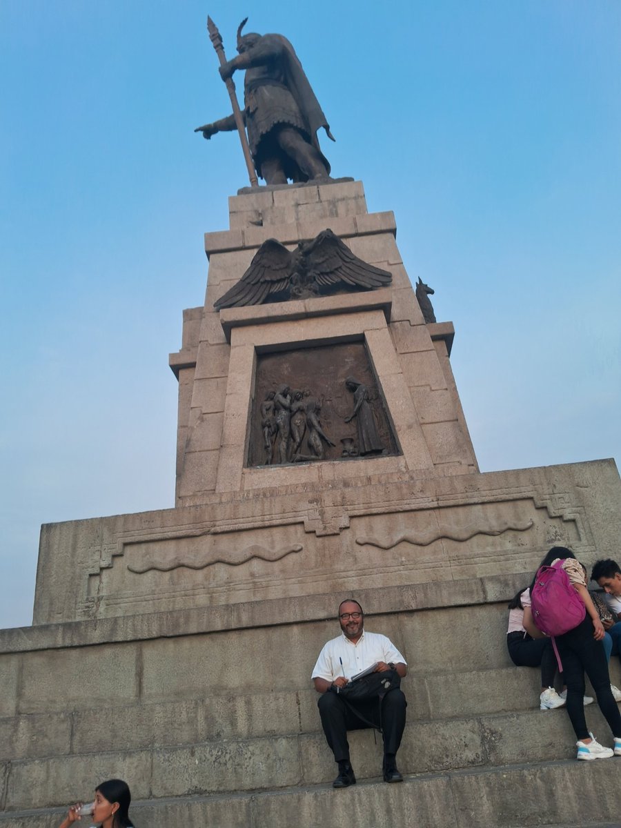 ManuelEA24's tweet photo. Lunes 4 de marzo del 2024. Mis abuelos maternos vivían a 4 cuadras de esta hermosa plaza. Ahí jugué de niño, mi mamá alguna vez me llevaba a jugar a este parque, y creo que por eso me gustan los parques; venían ferias y lo que siempre me llamó la atención eran esas escaleras. https://t.co/8eKguAtgSi