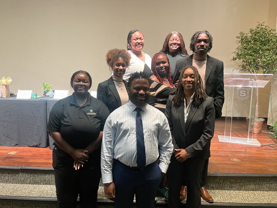Thank you to all of the students who showed up to our event, in collaboration with the African American Alumni Chapter! 😆 It was a successful networking opportunity as well as the perfect time to receive free headshots.