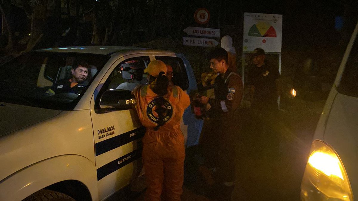 CopecoHonduras1's tweet photo. 📍En La Tigra, FM
Pese a las fuertes llamas🔥, las brigadas de la #URI, #ICF y #AMITIGRA, proceden a esta hora del martes 12 de marzo, a realizar rondas en plantelón Cofradías, para evitar que más flora🌳🌲 y fauna 🐰 se pierdan producto del incendio forestal, #CONAPROFOR https://t.co/NY62GacHzJ