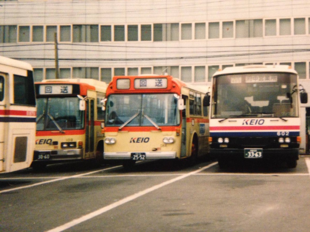 昔の府中営業所の風景です。 懐かしい車両が並んでいますね🚍🚍（高）