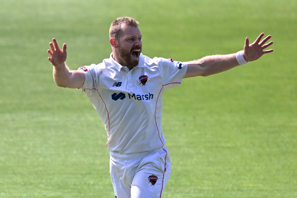 Macca goes back to the top of the Shield wicket-taking tally - his second this innings takes him to 48 for the season! 8-165 (40) #SheffieldShield