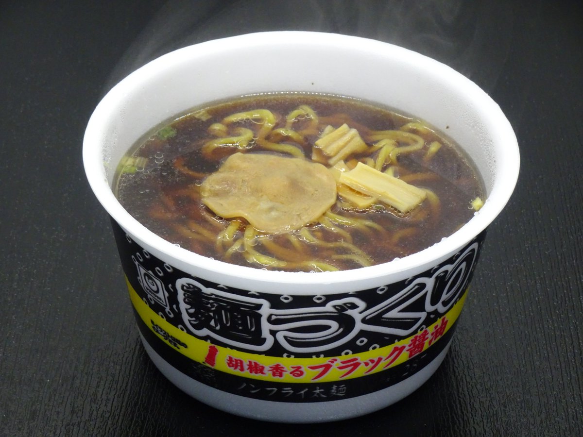 tsukasaplanning's tweet photo. マルちゃん麺づくり胡椒香るブラック醤油‼️
麺は太ツルコシウェーブ麺スープもよく絡まり啜りやすく噛んだ時に餅のような食感で前歯と奥歯で楽しめる😁
スープは豚ベースの醤油味さらっとした出汁旨味の中に胡椒辛さと醤油の旨味を感じ焼豚柔らかメンマの筋感Good🤩
ごちそうさまでした😋
#カップ麺 https://t.co/M7MRnzsW02
