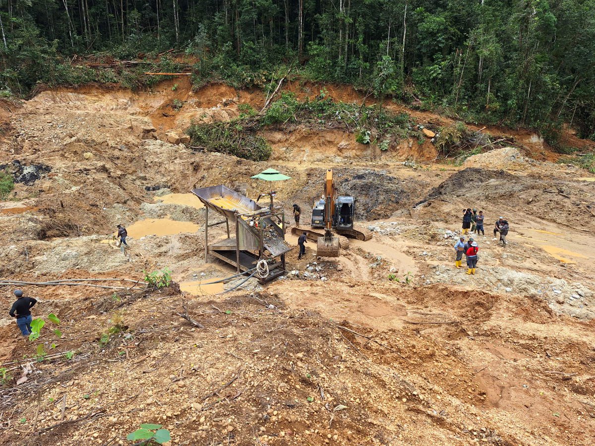PoliciaEcuador's tweet photo. #Napo || Fueron aprehendidos 4 ciudadanos presuntos implicados en actividades ilícitas de recursos mineros, en #Tena.

👉Además, se decomiso varios indicios vinculas a este delito.

#TrabajamosPorTuSeguridad 
#CompromisoInquebrantable https://t.co/FoOQewmIRG