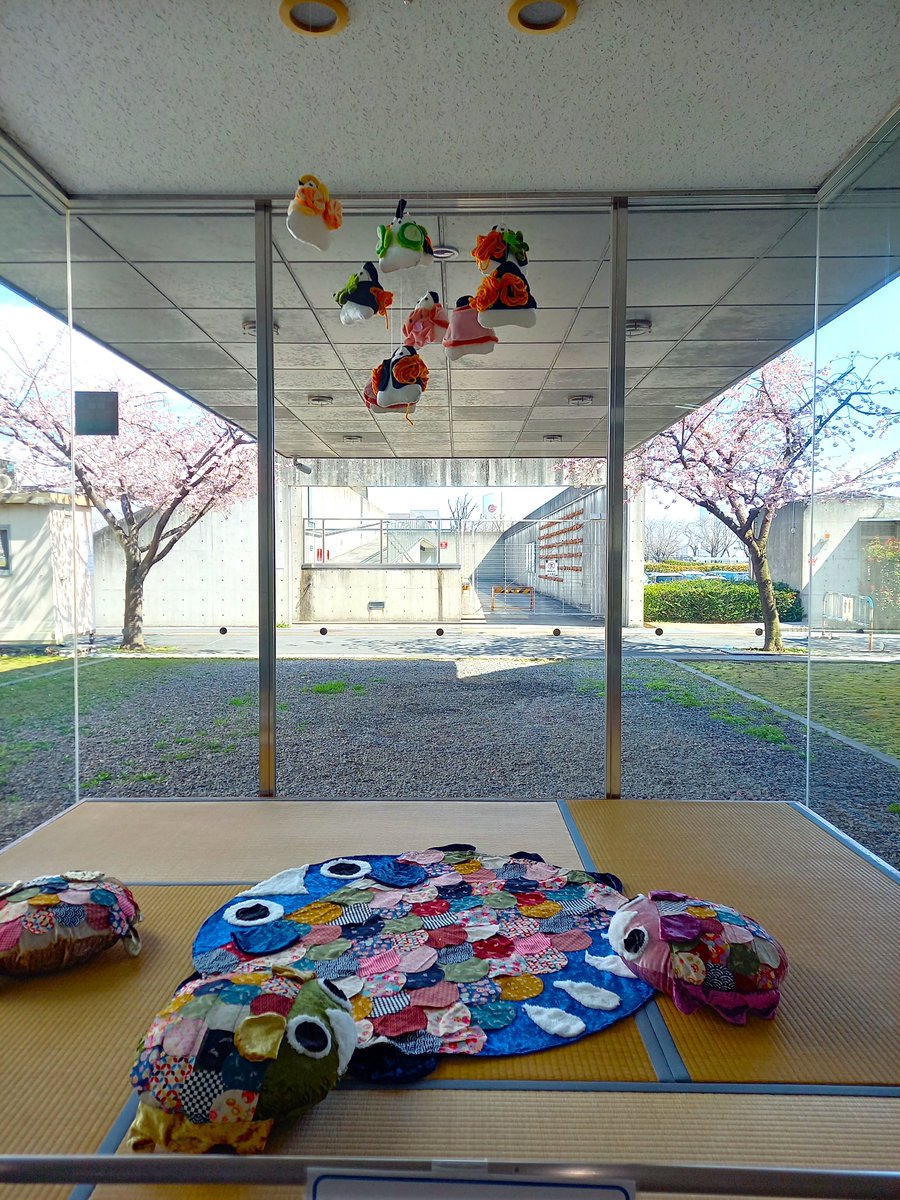 図書館たたみコーナーでは、張博媛さんの作品が展示中🎏「子どもの祝日」がテーマとのこと。
