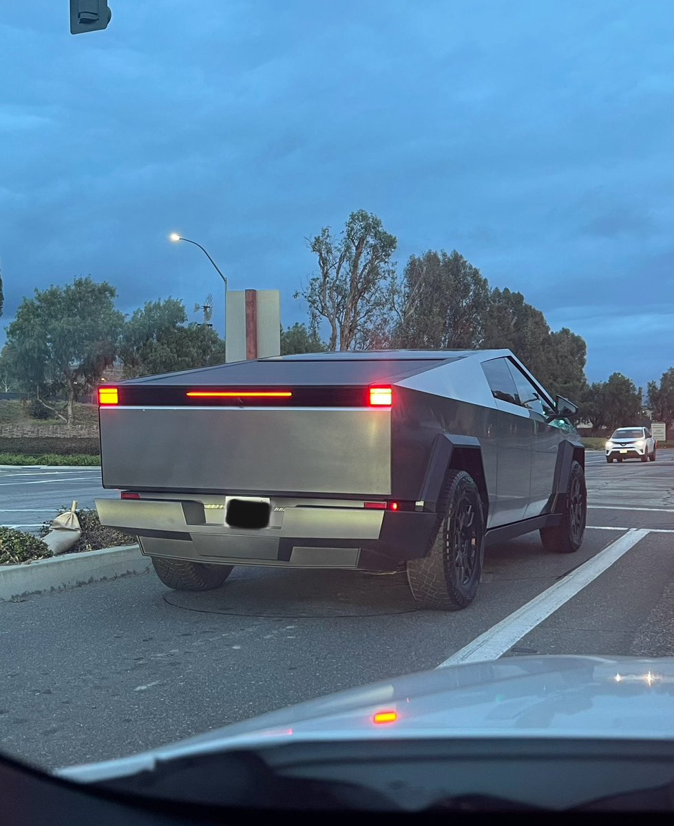 DockRock81's tweet photo. I’ve seen these out in the wild before, but this is the closest I’ve ever been to one. #cybertruck https://t.co/zcds6174MY