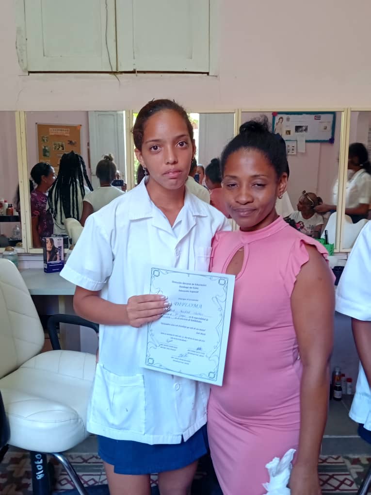 LaboralEscuela's tweet photo. Felicidades a nuestros educados por obtener 1er lugar en Peluquería _ Belleza y Elaboración de Alimentos en el Concurso de habilidades manipulativas desarrollado en la escuela taller Alberto Fernández Montes de Oca. Felicidades para todos.#DpeSantiago,#santiagoessantiago https://t.co/Nv07PjYOwY