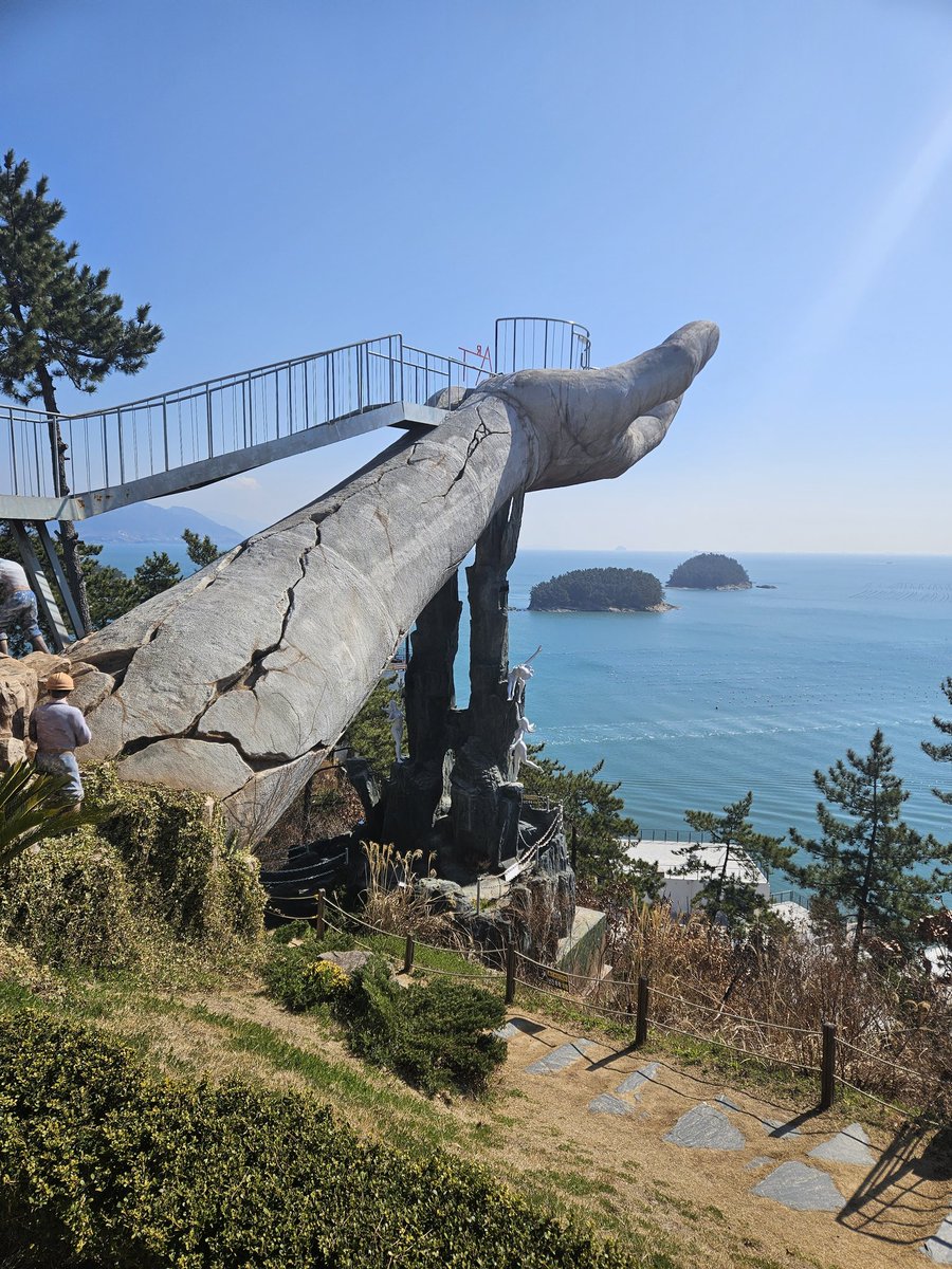 여수 향일암  예술랜드 여정을 마무리하고 광양 매화축제 보러 넘어 갑니다
꽃구경후 전주나 부산 에서 1박 할려 하는데 저녁에 같이 술 한잔 하실 ㅂㅋ 님들 계실까요?