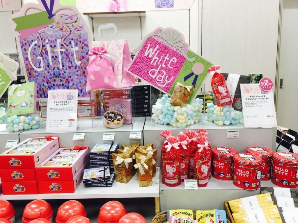 [𝐖𝐇𝐈𝐓𝐄 𝐃𝐀𝐘 𝐒𝐏𝐄𝐂𝐈𝐀𝐋]
(Feel free to join!)

Hari telah bergulir, dan tanggal 14 Maret pun tiba di depan mata. Berbagai hiasan hati berwarna putih terpajang di sepanjang jalan Veludo, membawa pesan kasih bagi mereka yang mendapatkan keberuntungan sebulan lalu.