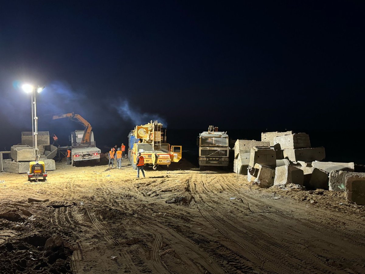 .@WCKitchen effort continues…the jetty is 35 meters long….we continue to build non stop….when our boat @openarms_fund arrives we hope to be finish….we may fail…but the true failure is not trying!…..#ChefsForGaza