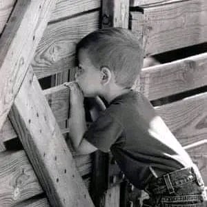 مَا زَالَ الهَـوَىٰ يُذِلُّ أهلَ العِزِّ!