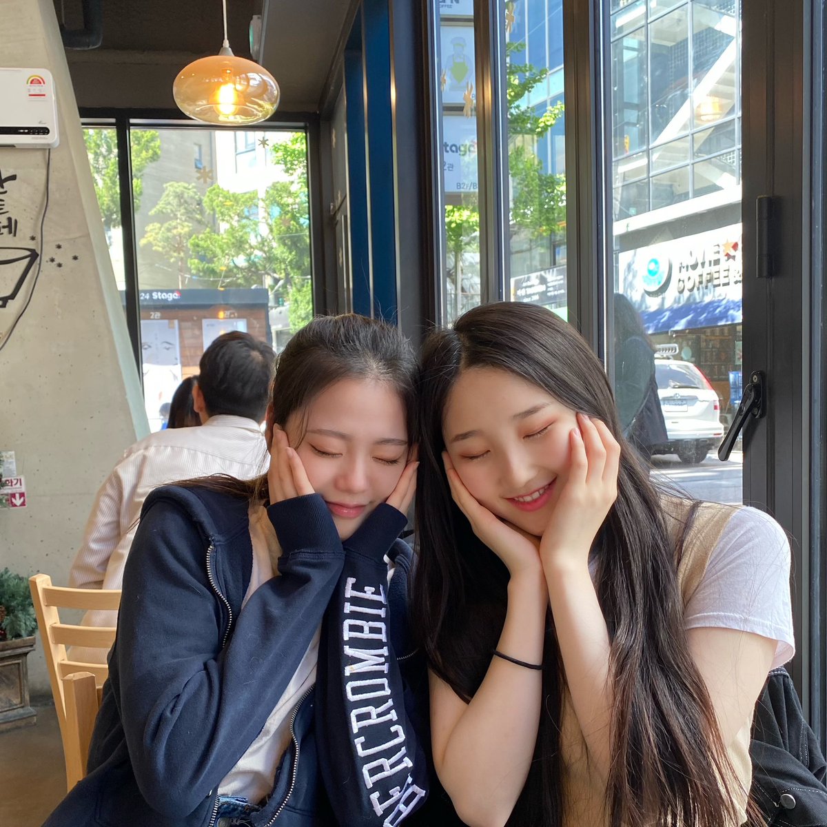 Lapillus_twt's tweet image. 샤나언니! 생일 축하해요~💛
연습생 때부터 언니랑 먼저 만나고 친해질 수 있었어서 너무 행복해요! 항상 좋은 리더가 되어주어서 고마워요! Thank you for always being so hard working! Let’s continue to work hard together! 언니 화이팅~ 라필루스 화이팅! 💜

#Lapillus #라필루스 #Yue #유에