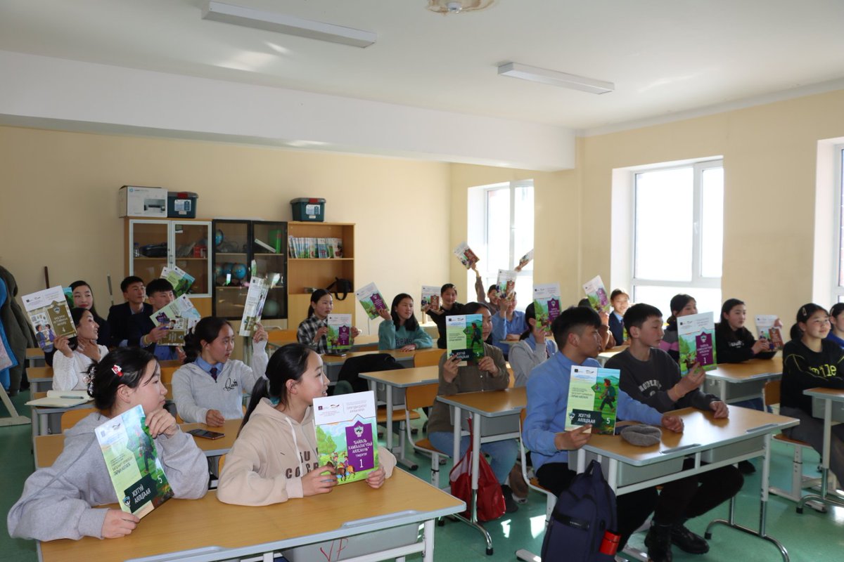 ЦУНБХТ-ийн мэргэжилтнүүд Завханы Их-Уул сумын ЕБС-ийн хүүхдүүд, Эко клубынханд  чадавхжуулах сургалт хийв. Сумандаа Эко клубээрээ нөлөөллийн ажил хийх хүсэлтэй ч юунаас эхэлж, хэрхэн хийхээ мэддэггүй бсн.Сургалтаас цаашид юу хийхээ мэдэж авлаа гэж биологийн багш Э.Мөнхсайхан ярив