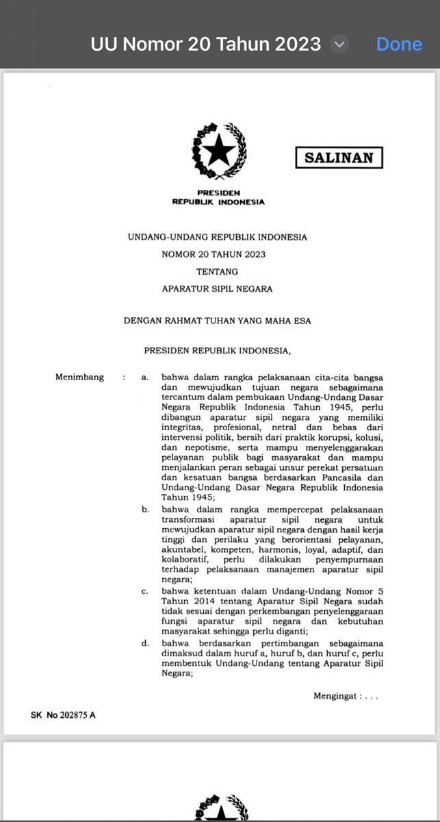 dwioktariyadi's tweet photo. (((Dwi Fungsi ABRI sudah dihidupkan kembali)))

Faktanya UU No.20 Tahun 2023 ttg ASN adalah hasil revisi UU No.5 Tahun 2014 .

Pada UU No.5 Tahun 2014 juga mengatur hal yang sama, TNI/Polri bisa menduduki jabatan ASN tertentu. Lihat Pasal 20

Justru pada UU No. 20 Tahun 2023 , mengatur juga sipil bisa menduduki jabatan tertentu di TNI/Polri. 

Di mana aturan ini bersifat resiprokal dan akan diseleksi dengan ketat, serta disesuaikan dengan kebutuhan instansi yang bersangkutan. 

Padahal UU ASN yg baru ini direvisi atas usul inisiatif  DPR dan disahkan dalam sidang paripurna Oktober 2023 lalu yg disetujui 8 Fraksi dan 1 Fraksi menerima dgn catatan (PKS). Terus yg dituduh menghidupkan Dwi Fungsi ABRI tetap aja salawi. Faktanya UU ASN ini dari 2014 jg udh ada...😇😣😩

Cont...(1)