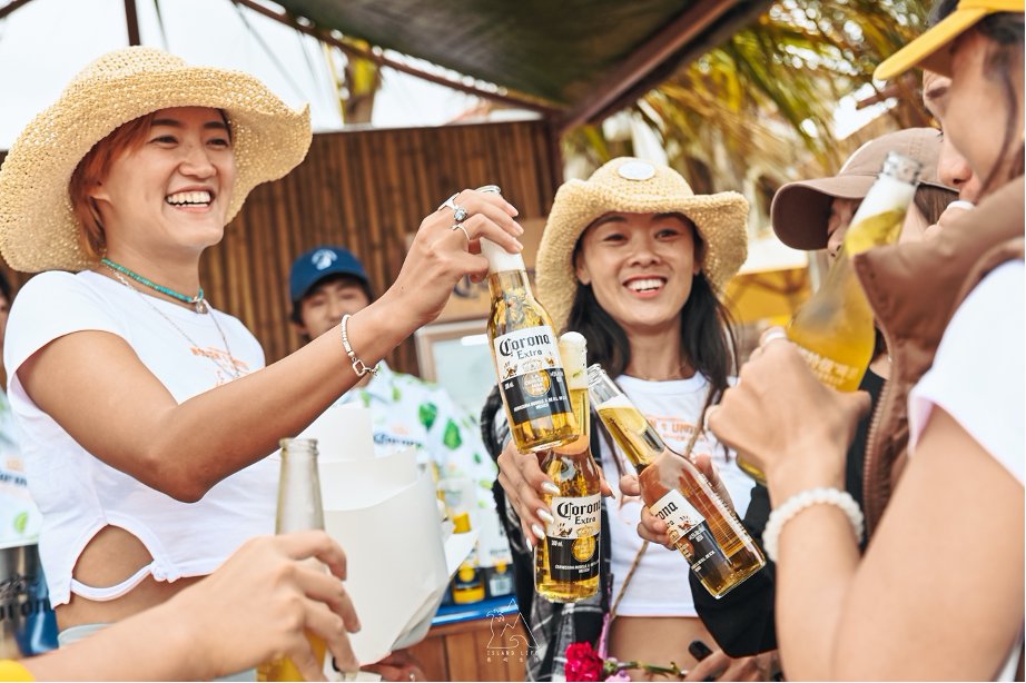 HainanToday's tweet image. The 2024 #Women’s United Surf Contest was held in Riyue Bay, #Wanning on Mar. 8th. Over 40 female #surfers from all around the world danced along the waves, did yoga on the beach, and made environmentally friendly art.
#WomenEmpowerment  #GirlsPower #WomenInBusiness  #art