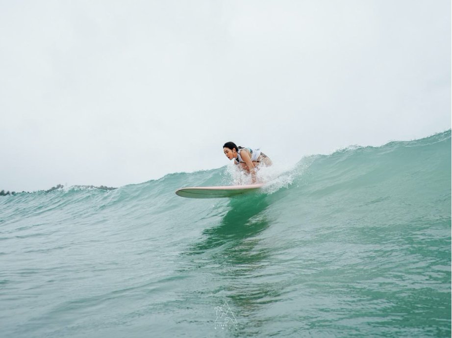 HainanToday's tweet image. The 2024 #Women’s United Surf Contest was held in Riyue Bay, #Wanning on Mar. 8th. Over 40 female #surfers from all around the world danced along the waves, did yoga on the beach, and made environmentally friendly art.
#WomenEmpowerment  #GirlsPower #WomenInBusiness  #art