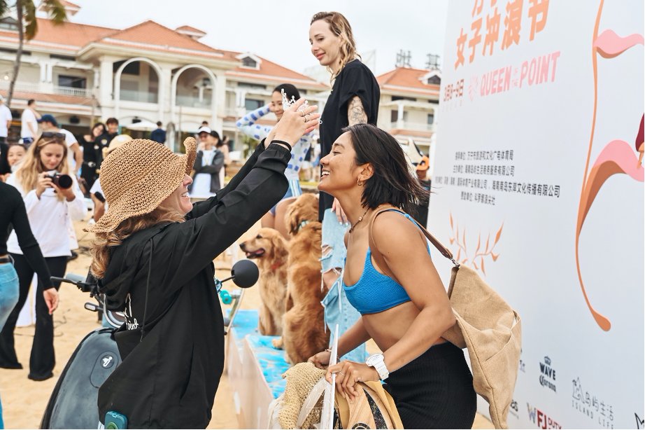 HainanToday's tweet image. The 2024 #Women’s United Surf Contest was held in Riyue Bay, #Wanning on Mar. 8th. Over 40 female #surfers from all around the world danced along the waves, did yoga on the beach, and made environmentally friendly art.
#WomenEmpowerment  #GirlsPower #WomenInBusiness  #art