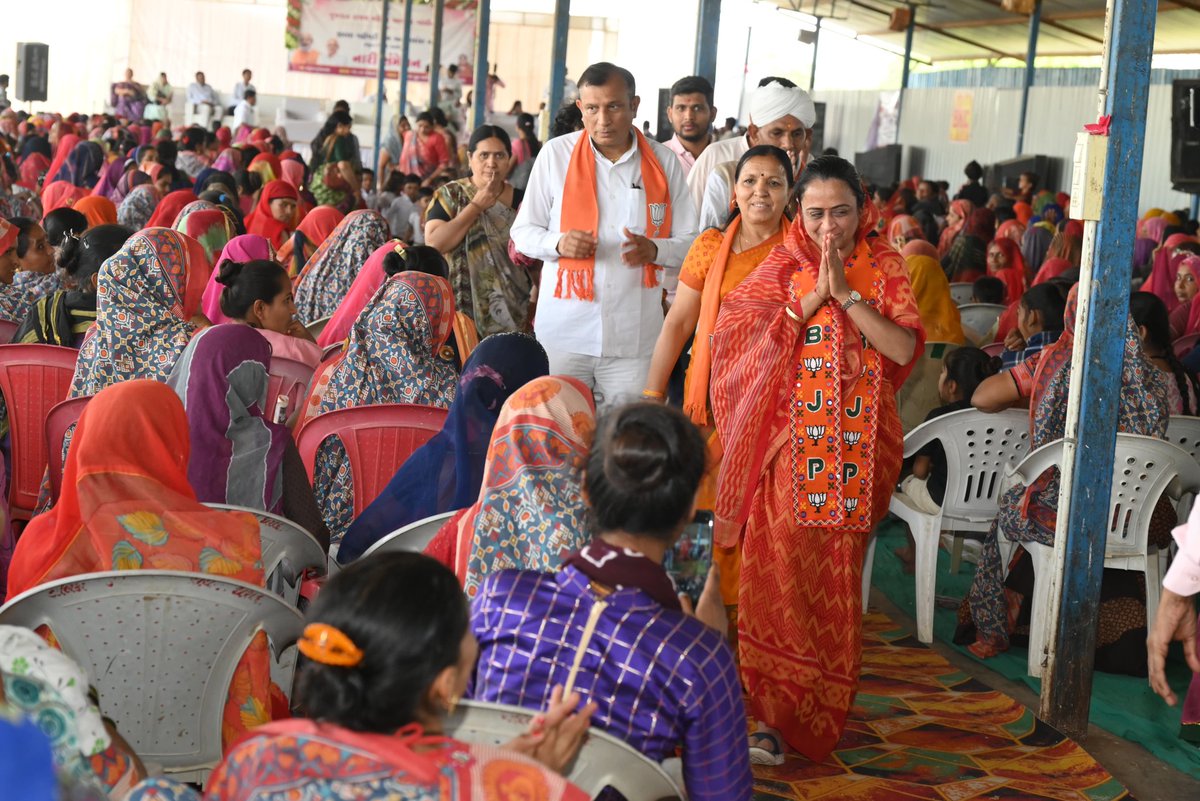 iRekhachaudhari's tweet photo. આજે ગુજરાત રાજ્ય મહિલા આયોગ અને જિલ્લા વહીવટી તંત્ર દ્વારા આયોજિત નારી સંમેલનમા ઉપસ્થિત રહીને યશસ્વી વડાપ્રધાન શ્રી નરેન્દ્રભાઈ મોદી સાહેબના નેતૃત્વમાં નારીશક્તિને સશક્ત, સક્ષમ અને આત્મનિર્ભર બનાવવા થયેલા અનેક અદભૂત કામો સંદર્ભે સંવાદ કર્યો.

બનાસકાંઠા જિલ્લાના લોકપ્રિય સાંસદ શ્રી પરબતભાઈ પટેલ સાહેબ, જિલ્લા ભાજપના મહામંત્રી શ્રી કનુભાઈ વ્યાસ સાહેબ, થરાદ શહેર ભાજપના પ્રમુખ શ્રી અજયભાઈ ઓઝા, થરાદ તાલુકા ભાજપના પ્રમુખ શ્રી ઓમજી બાપુ, જિલ્લા ભાજપના ઉપપ્રમુખ શ્રી રૂપશીભાઈ પટેલ, જિલ્લા ભાજપના ઉપપ્રમુખ શ્રી કોકિલાબેન પંચાલ, જિલ્લા પ્રોગ્રામ ઓફિસર ICDS શ્રીમતી ઉષાબેન ગજ્જર, જિલ્લા ભાજપના મંત્રી શ્રી કલાવતીબેન રાઠોડ, જિલ્લા ભાજપ મહિલા મોર્ચાનાં મહામંત્રી શ્રી કોકીલાબેન પ્રજાપતિ અને તાલુકા ભાજપના મહામંત્રી શ્રી પ્રવીણભાઈ માળી ઉપસ્થિત રહ્યાં હતા.

#AbkiBaar400Paar