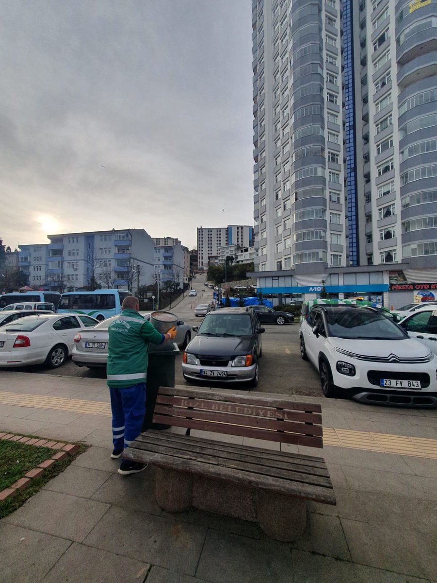TemizRize's tweet photo. Fener mahallesi Atatürk caddesi temizlik çalışmalarımız...@rahmimetin @KemalGenc34 @FerdiByzts https://t.co/85t77q85uQ
