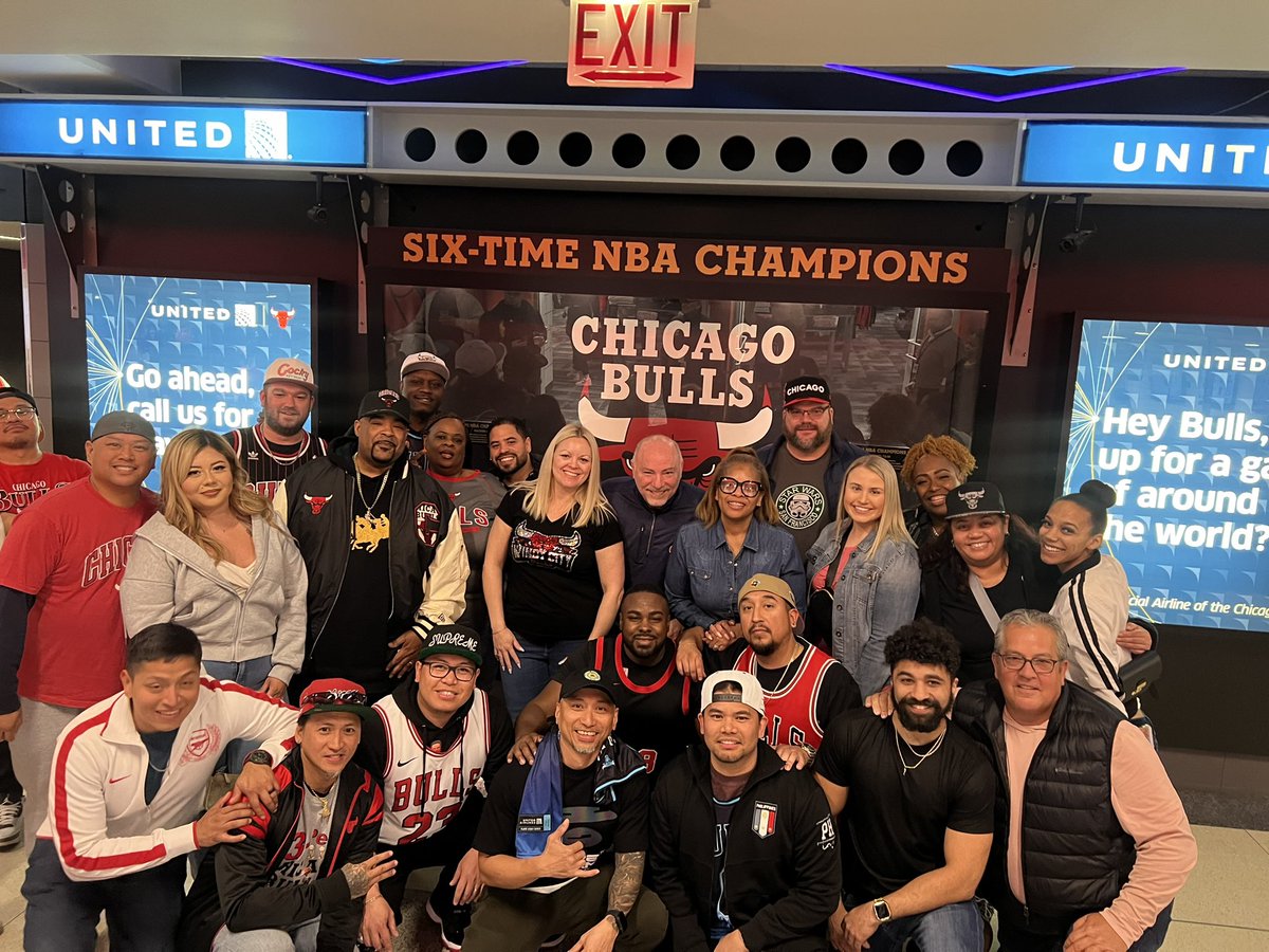 ORD Accelerate Gates ATW & BTW getting recognized at the United Center Bulls game for outstanding work and performance. Thank you all as GoodLeadsTheWay😊👍🏼✈️ @DJKinzelman @KevinSummerlin5 @BsquaredUA @OmarIdris707 @MikeHannaUAL @billwatts_11 @wa @JenniferUAL