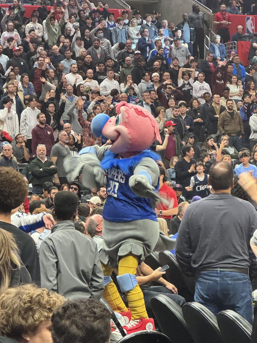 tmarga's tweet photo. Why is the @LAClippers’ mascot a turkey 🦃😭 https://t.co/q5A6pwb8gK