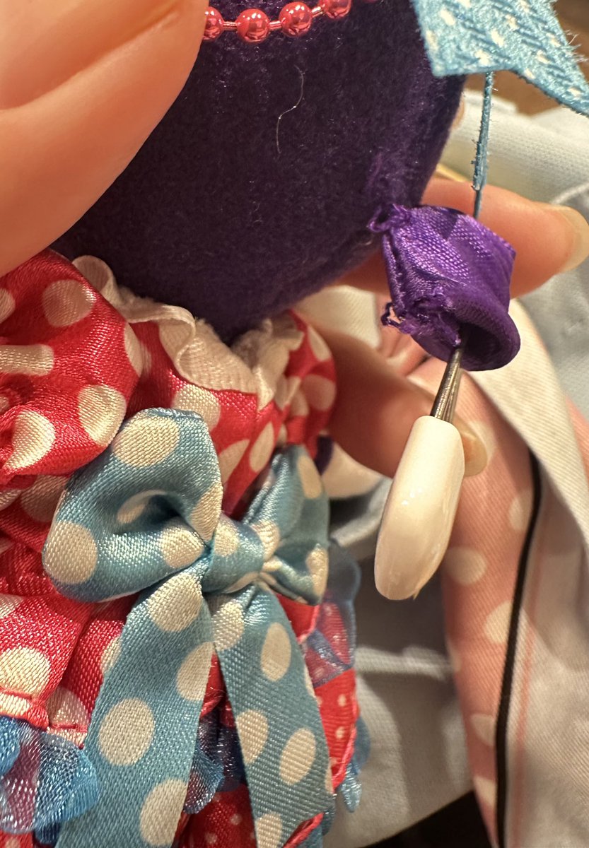 32atfanderland's tweet photo. #TDR__now 

ボンボでぬいば盗られかけました…

内側からピンで留めてたし対策してたけどすごい引っ張られた…

お気に入りのミニーちゃん連れてる人はぜひ混雑してる場所では気をつけてください…😢💦 https://t.co/PIh9xDB08G