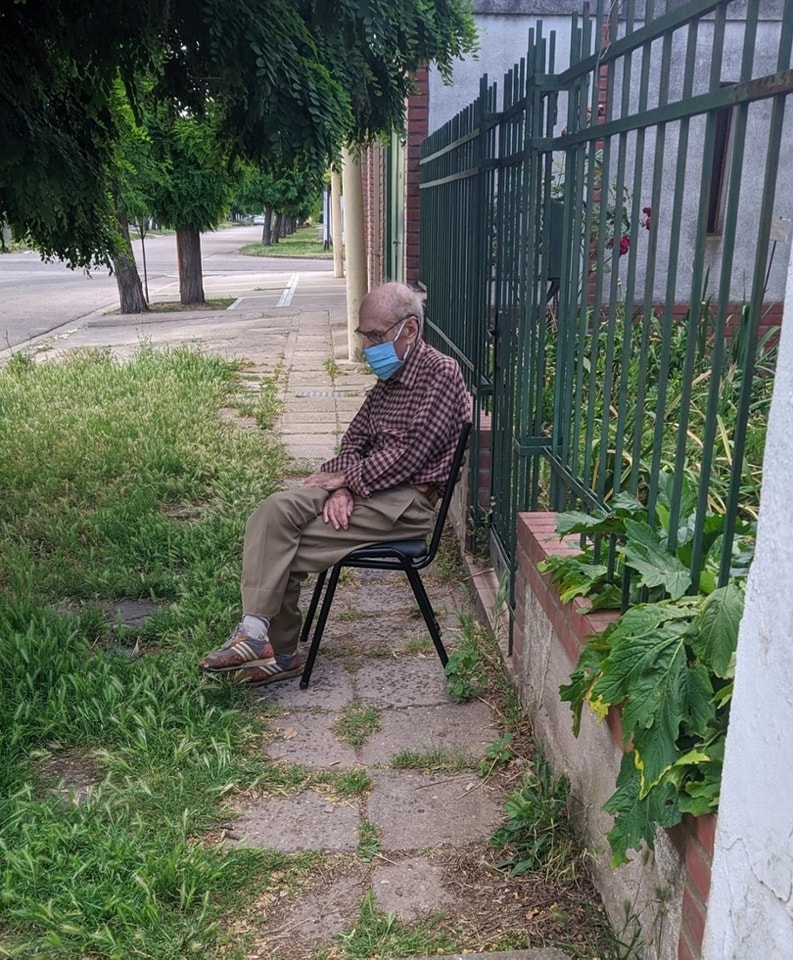 ¡Tarifa por llamar a la puerta! Una de las casas donde entrego periódicos tenía el buzón bloqueado, así que llamé a la puerta. El señor David, un hombre mayor de paso vacilante, abrió lentamente la puerta. Le pregunté: 'Señor, ¿por qué está bloqueado su buzón?' Él respondió:…